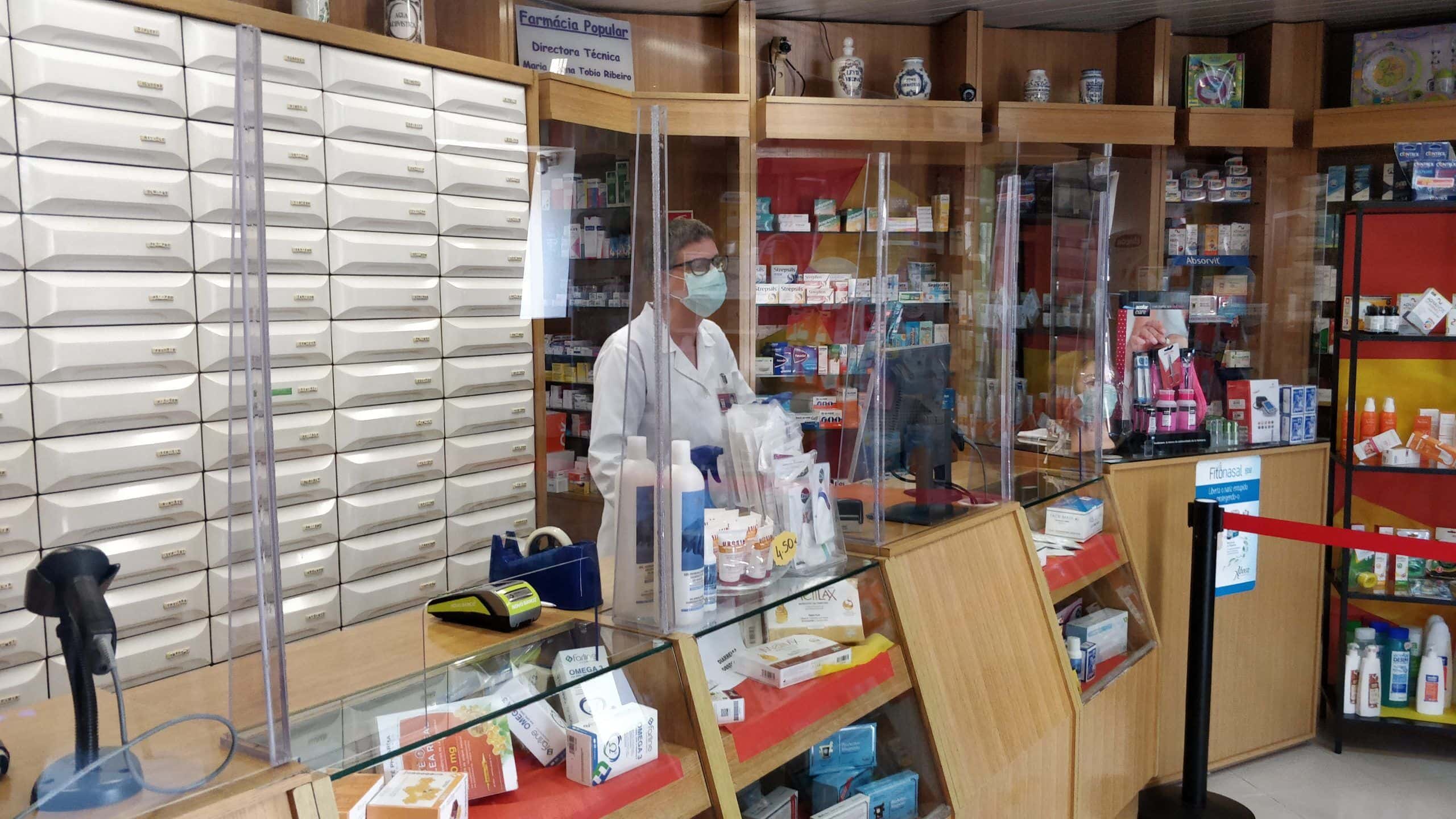 Proteções de balcão para farmácia