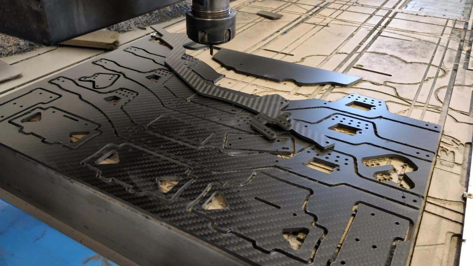 Corte CNC placa de carbono