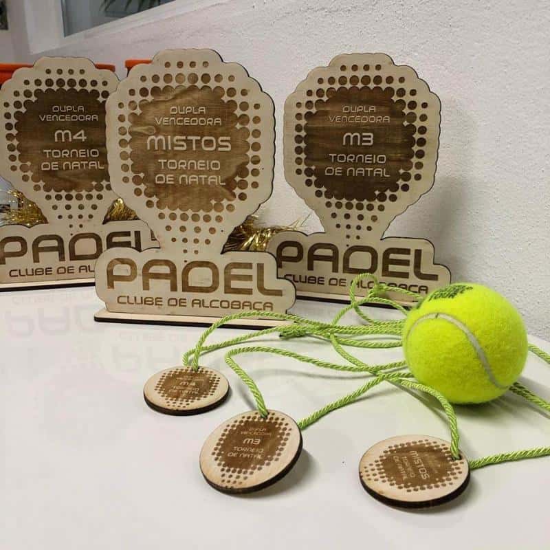 Gravação laser de troféus e medalhas em madeira