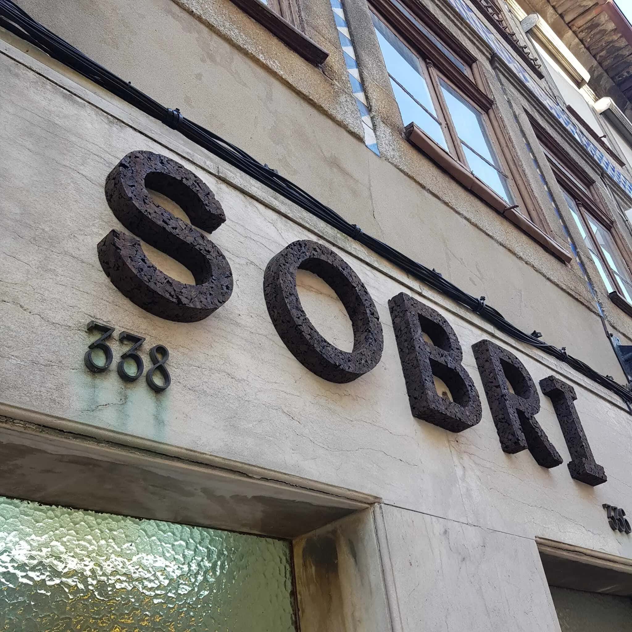 Letras em aglomerado de cortiça