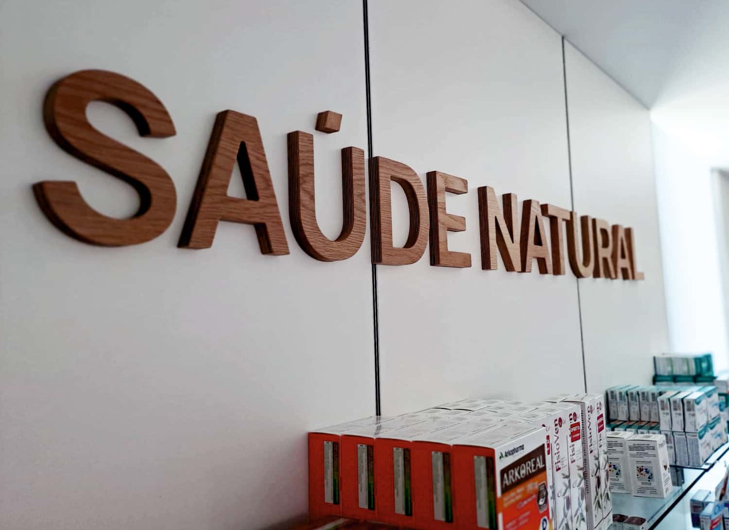 Letras para farmácia em contraplacado