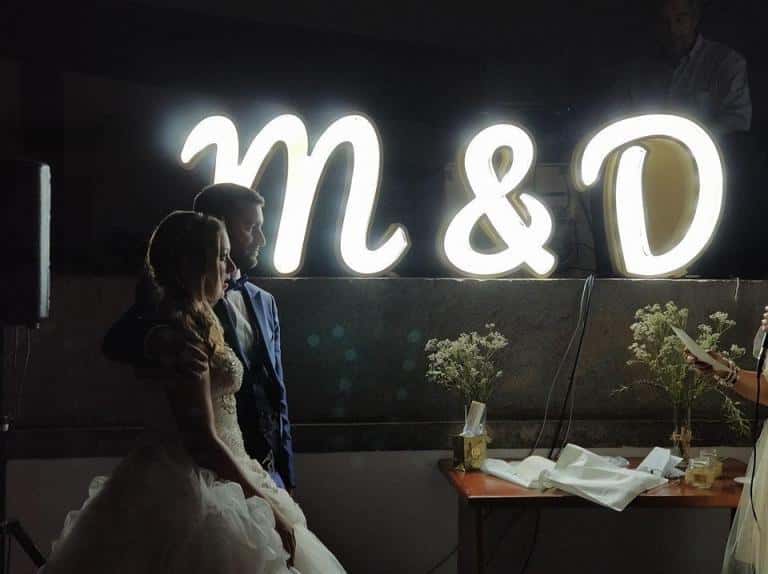 Letras iluminadas para casamento