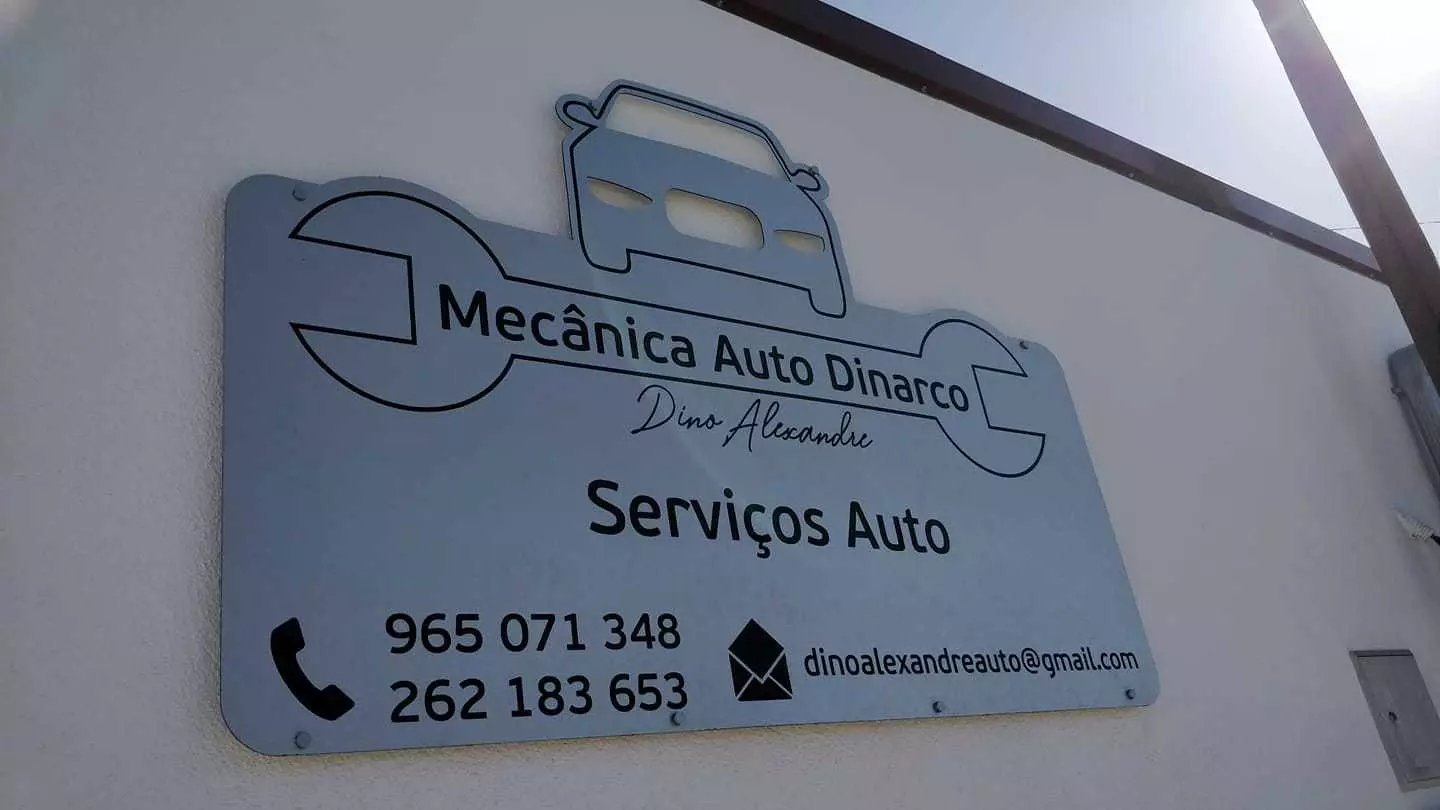 Placa luxbond gravada em fresa cnc