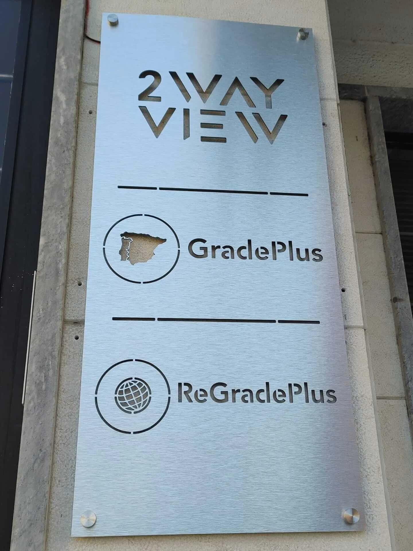 Placa identificativa em dibond escovado