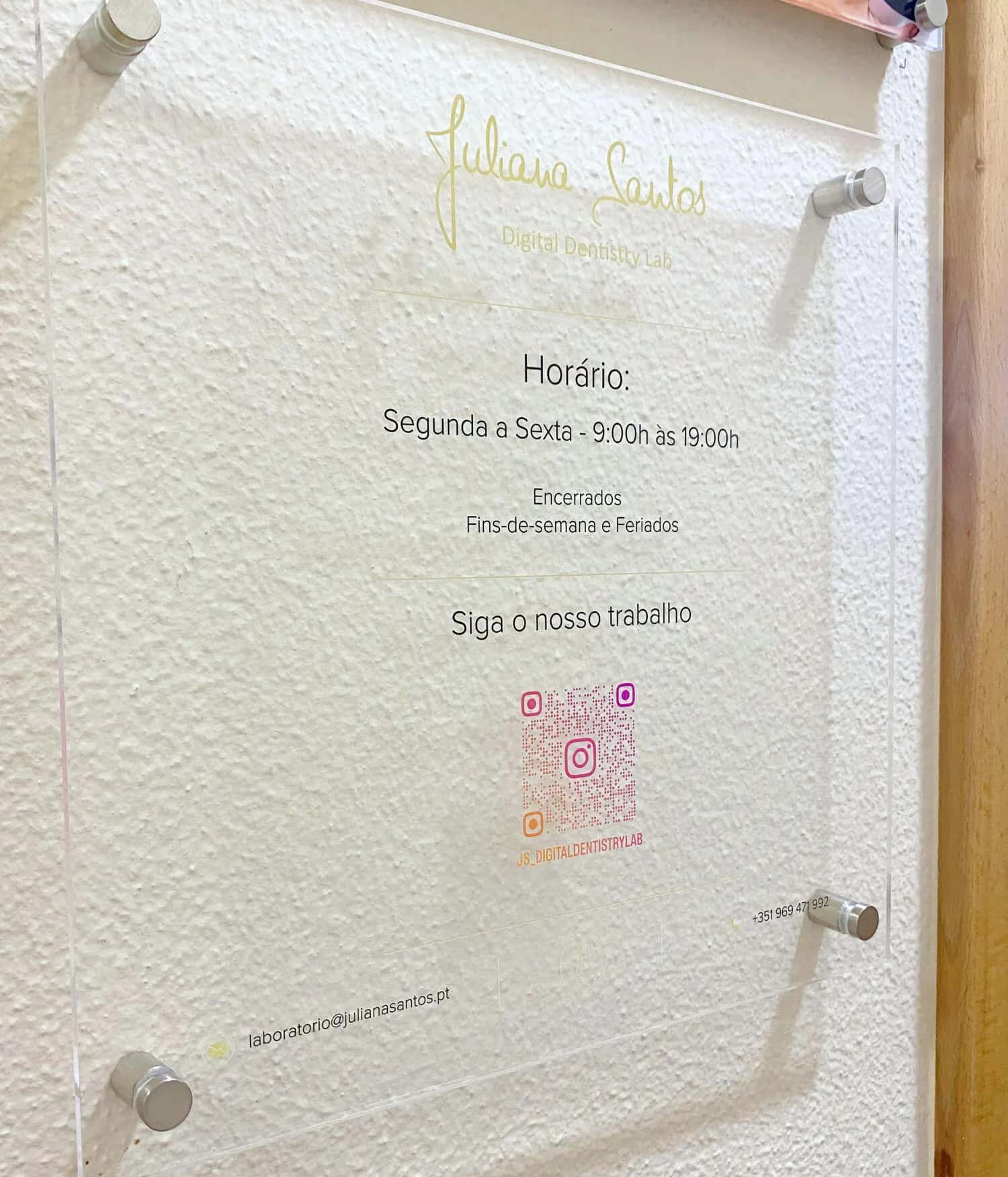 Placa em acrílico com impressão UV e distanciadores