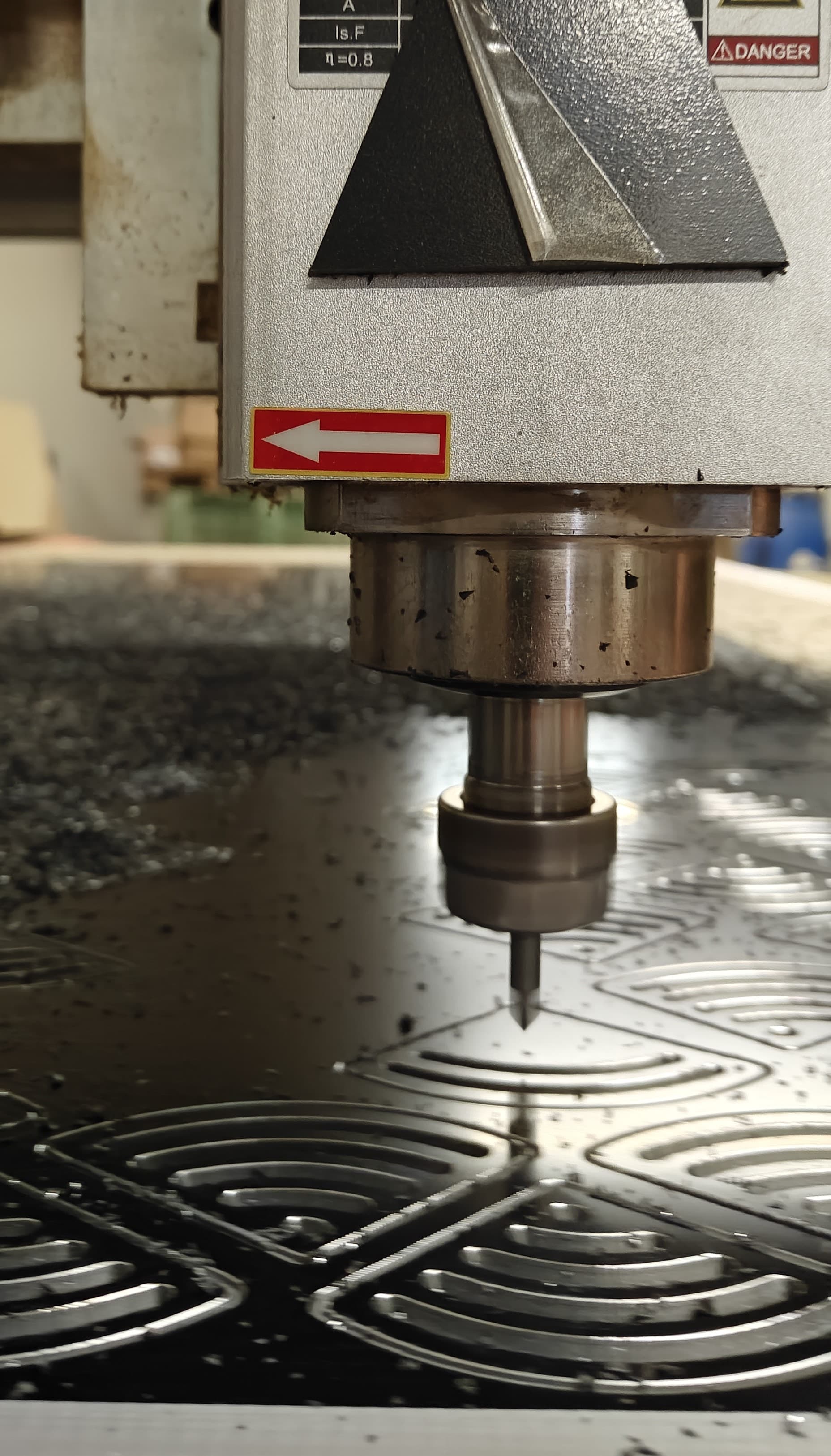 Máquina de corte CNC em fresa a trabalhar material em PVC ou Dibond