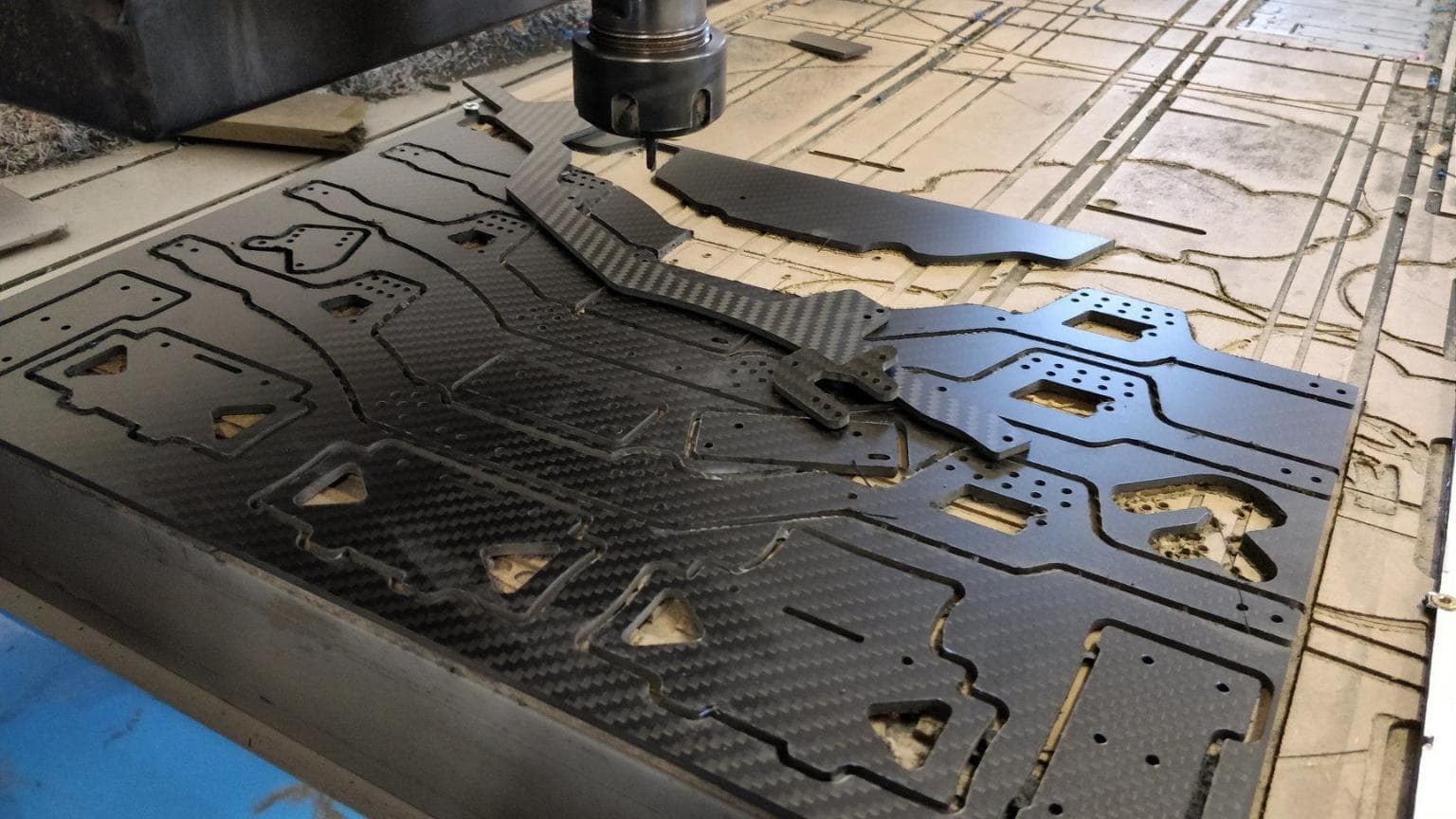 Corte CNC placa de carbono