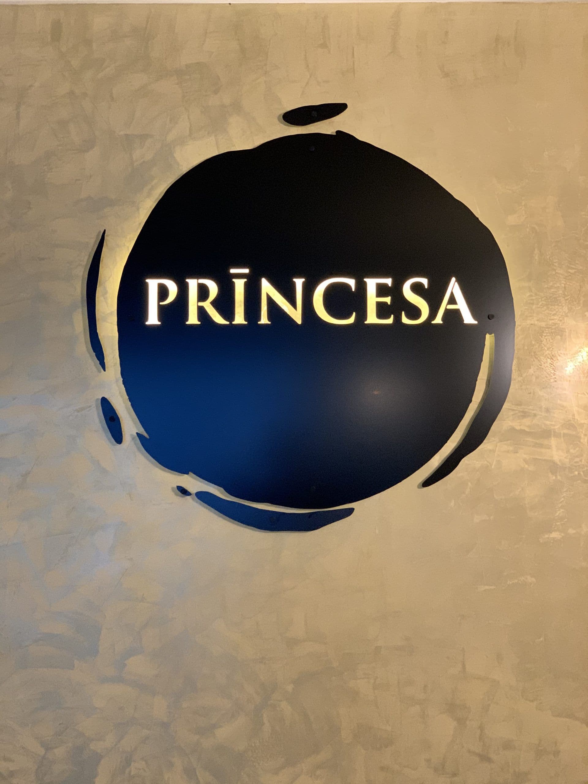 Corte luxbond preto para reclame luminoso — trabalho de corte CNC