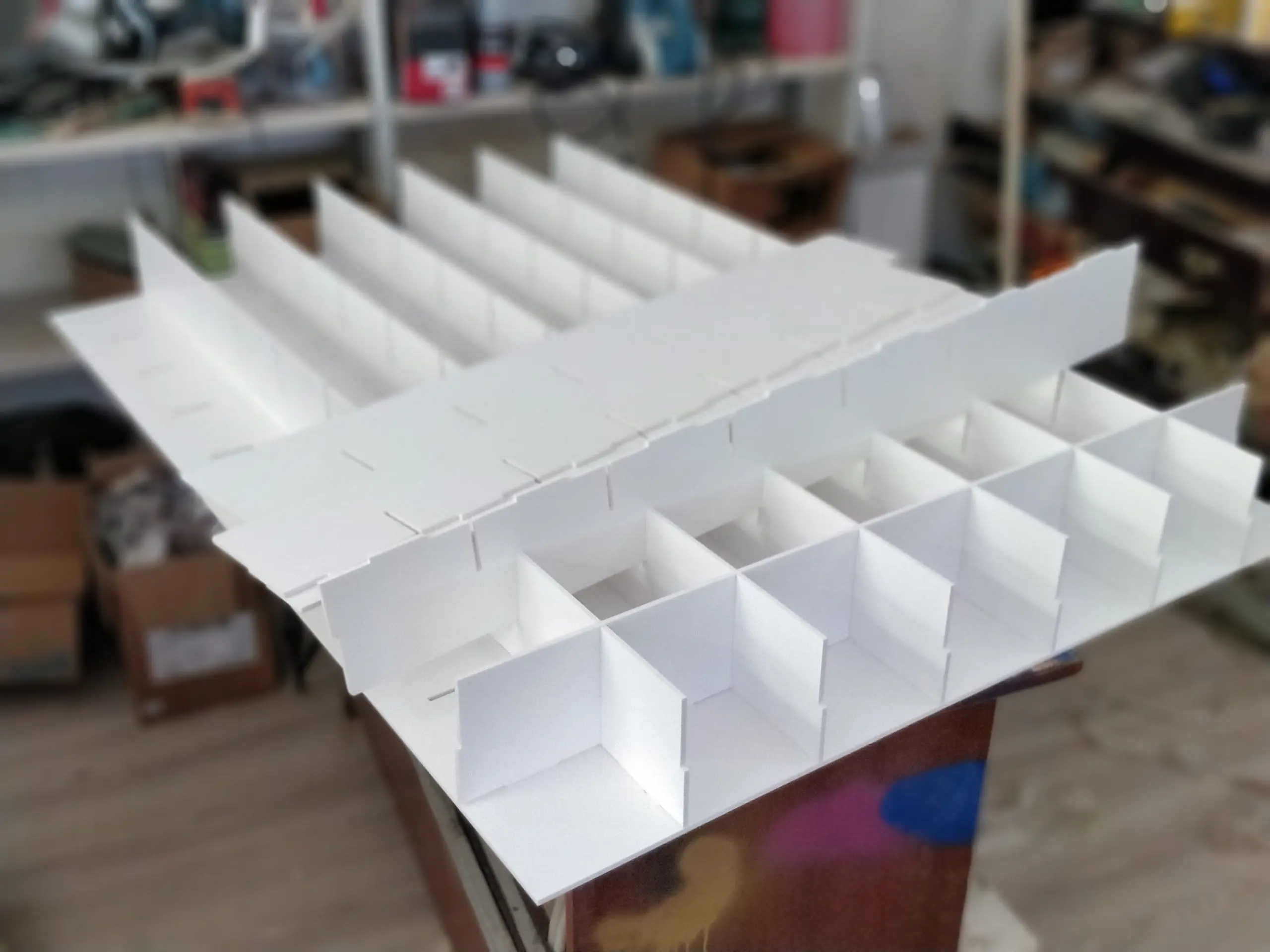 Expositor/móvel em PVC para canecas