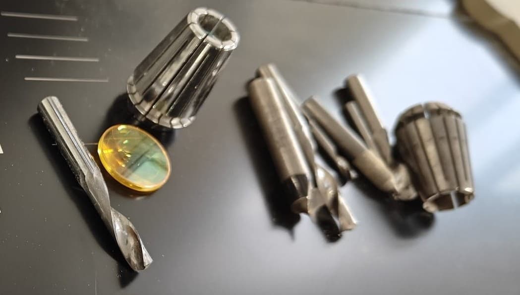 Ferramentas e máquinas CNC da MyCut em produção de corte profissional