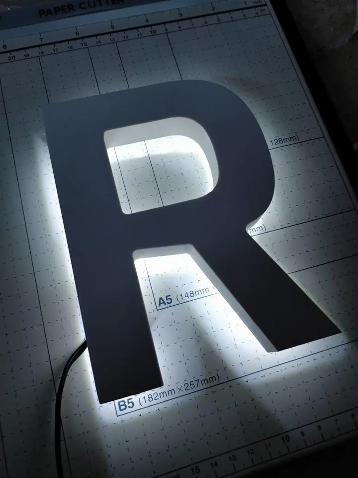 Letra em pvc com iluminacao