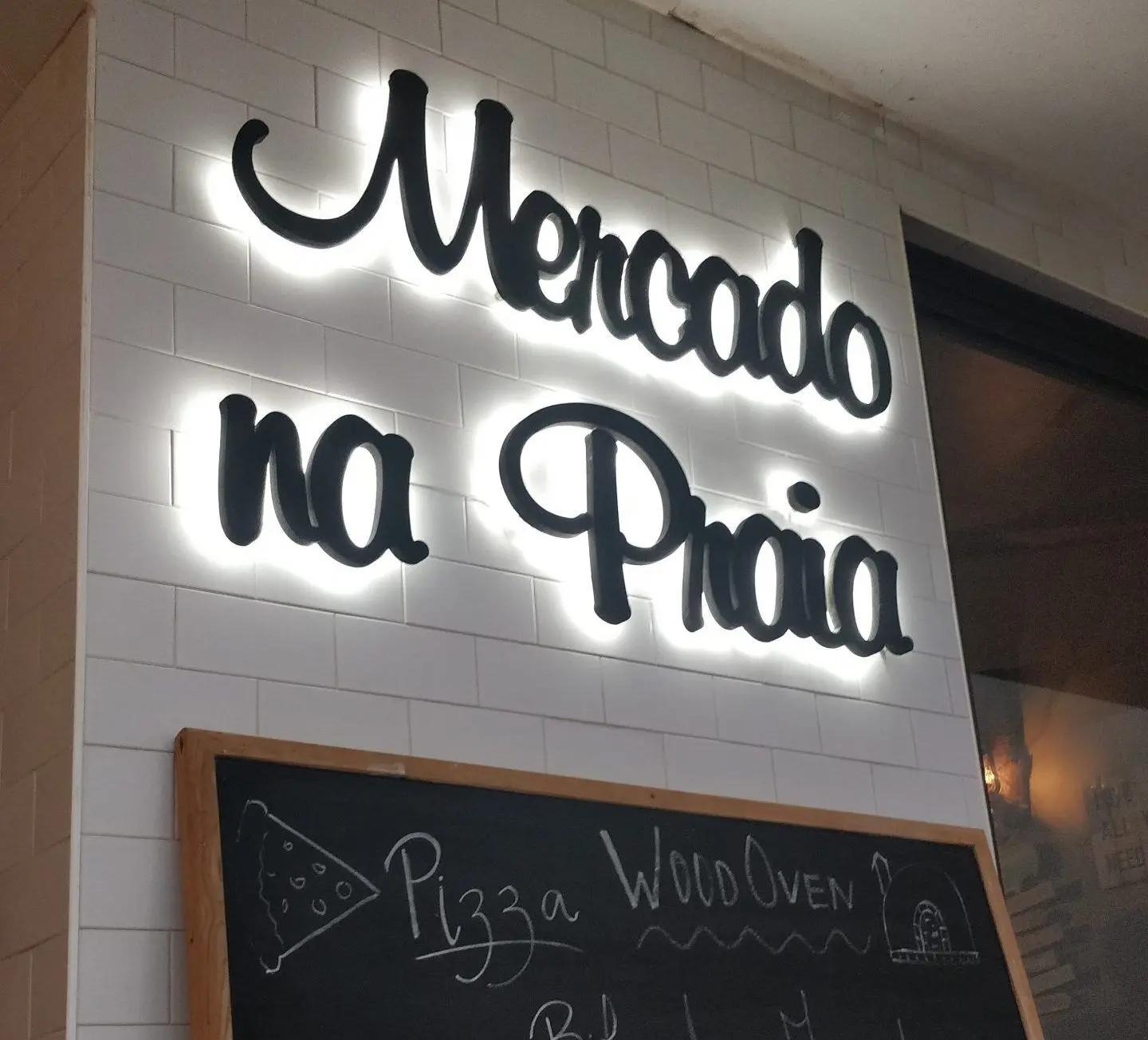 Letras para restaurante com iluminação