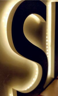 Reclames luminosos e letras em corte CNC