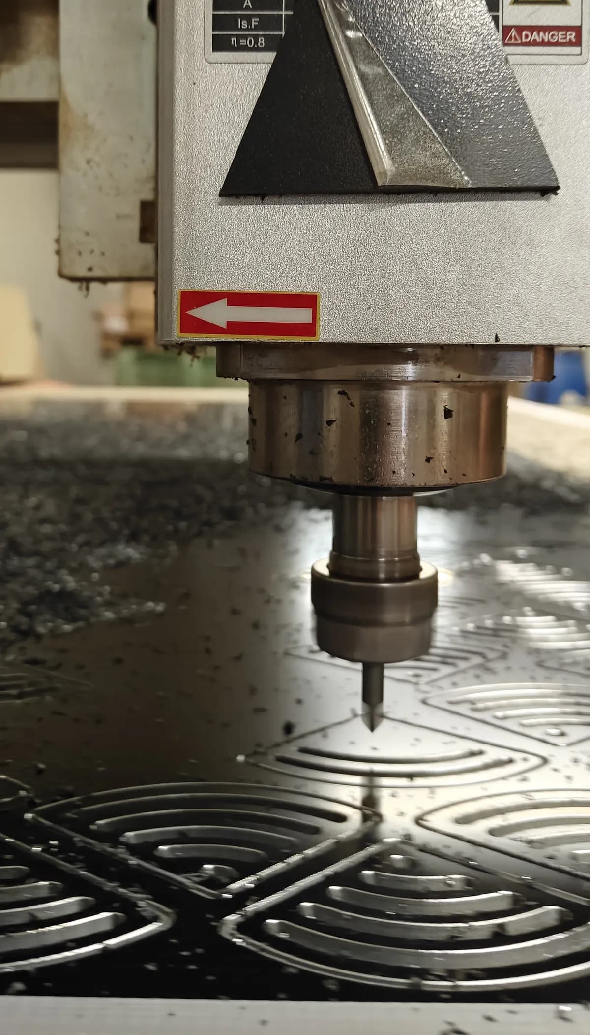 Máquina de corte CNC em fresa a trabalhar material em PVC ou Dibond