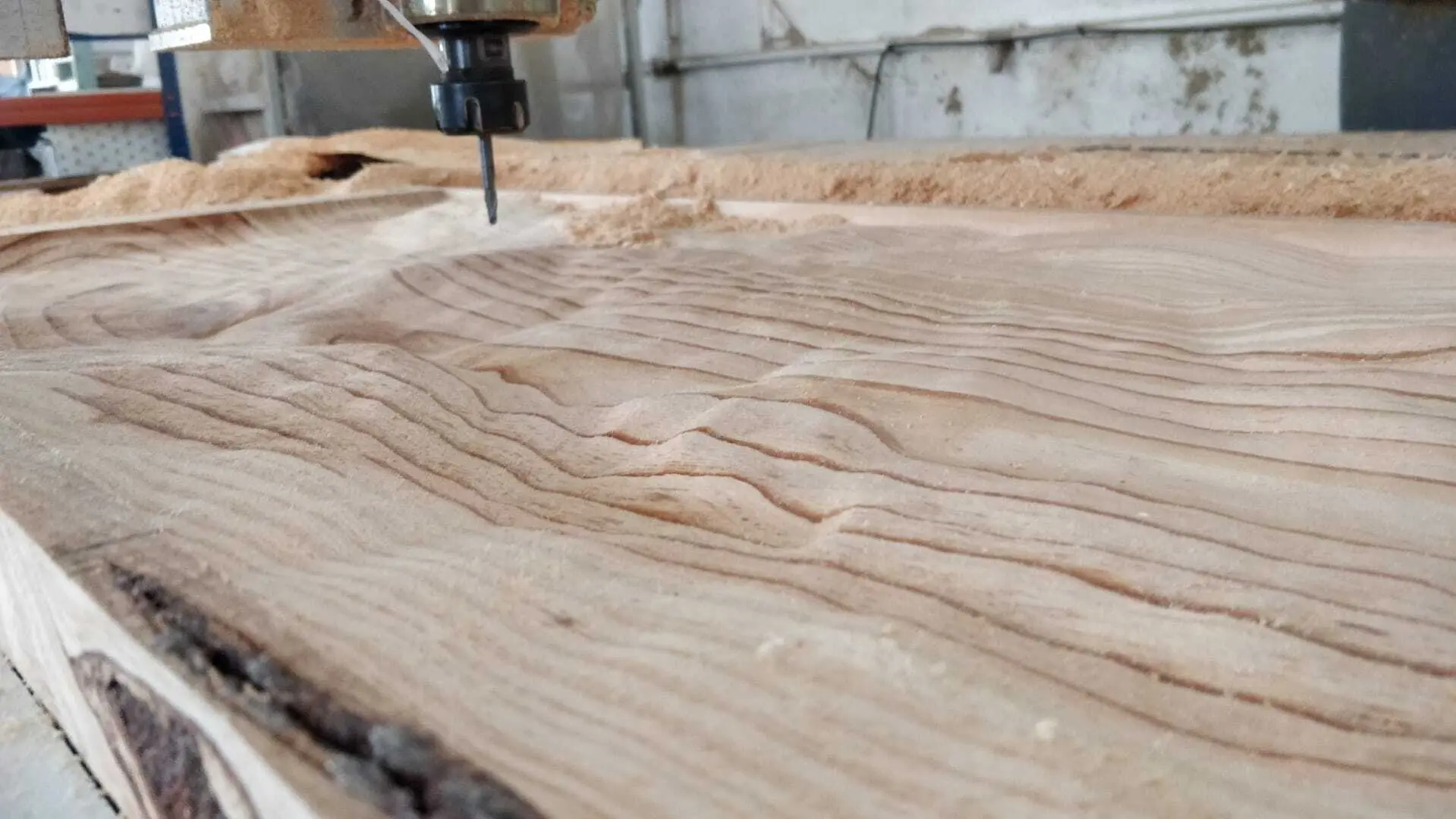 Desbaste/texturização de pinho maciço