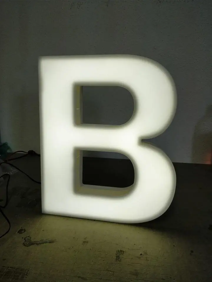 Letra monobloco com iluminacao interior