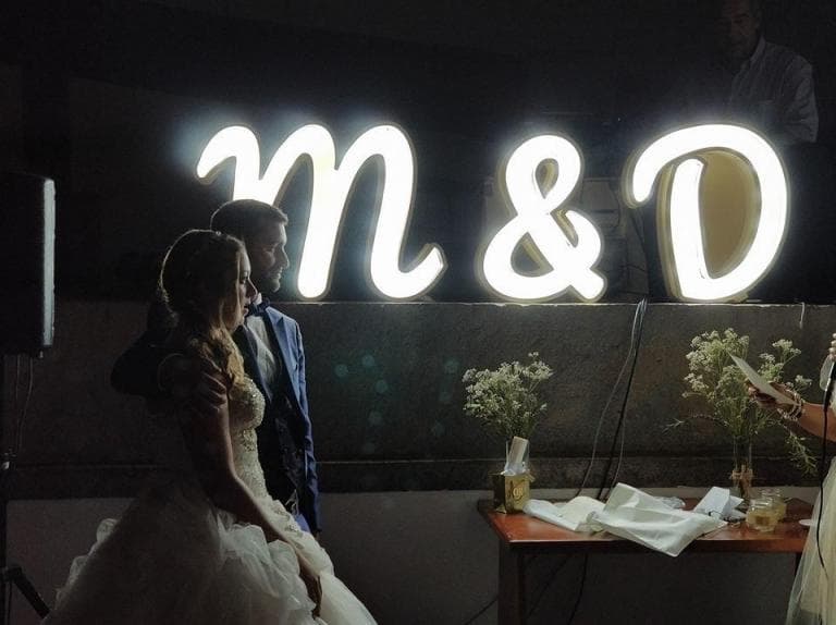 Letras iluminadas para casamento
