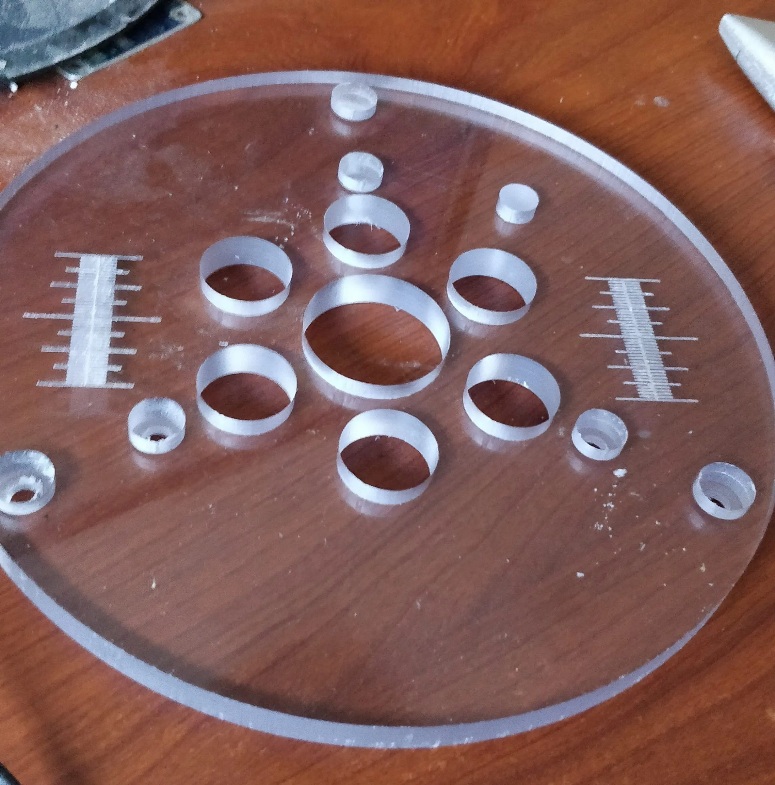 corte e gravacao em policarbonato