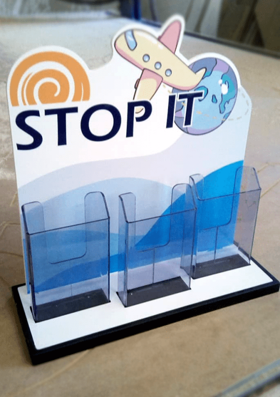 expositor em acrilico e pvc com impressao e corte stop it