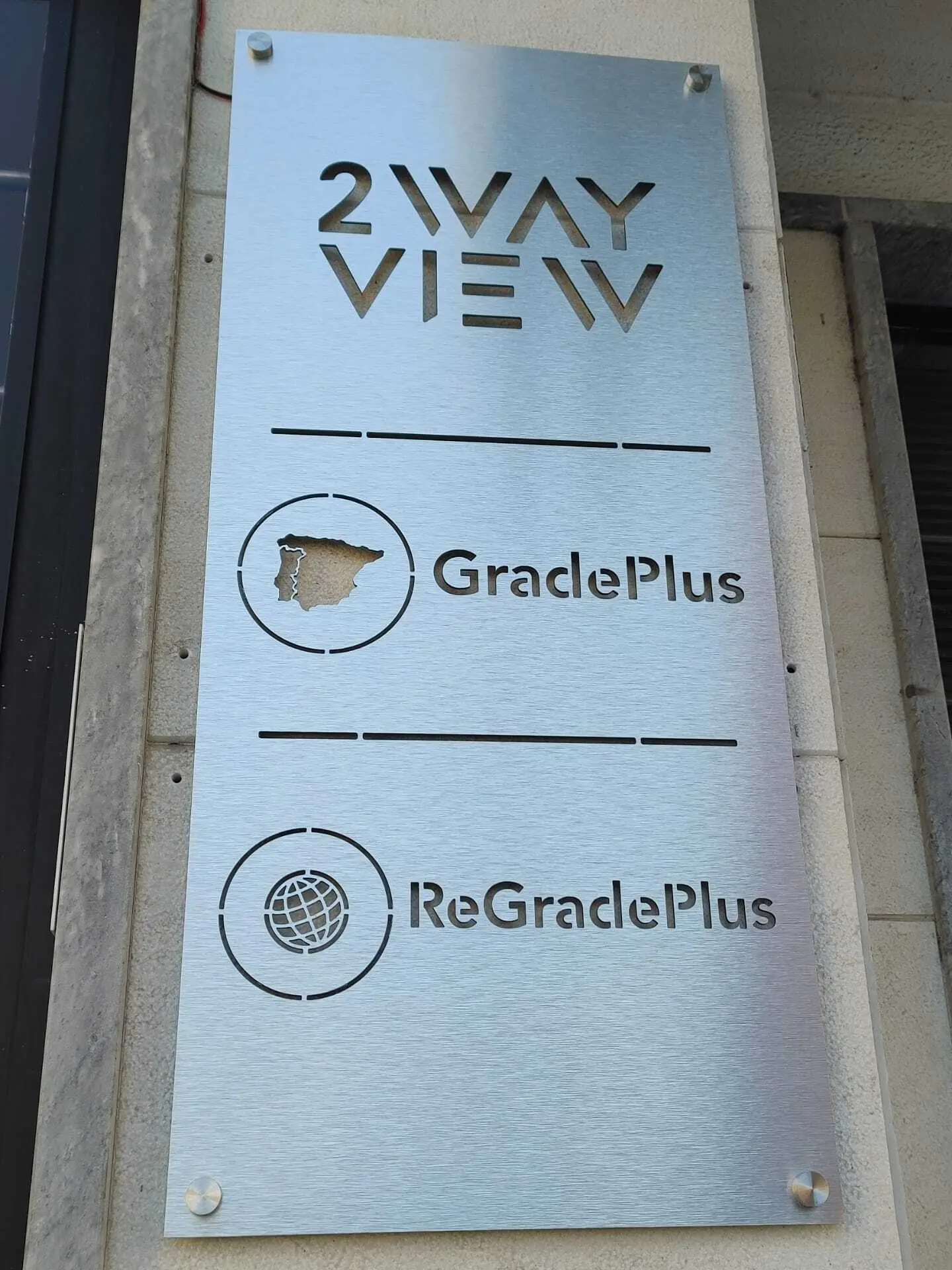 Placa identificativa em Dibond escovado