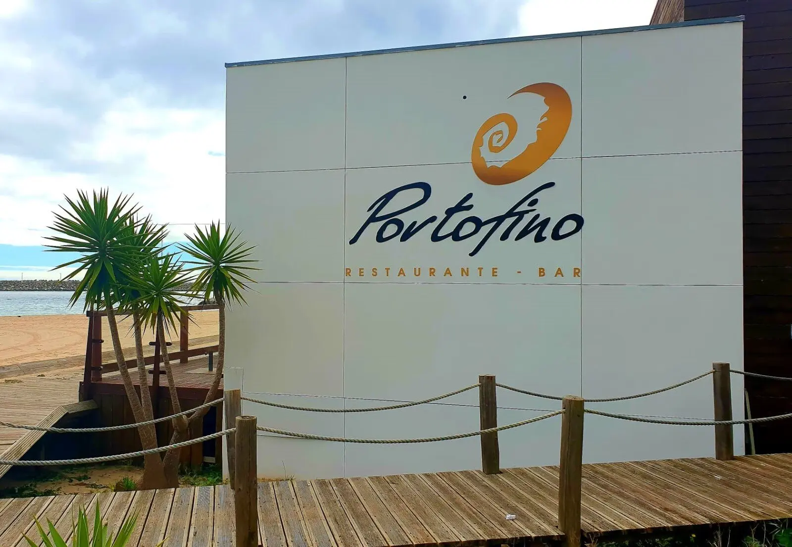 Letras para fachada de restaurante em Luxbond dourado e preto