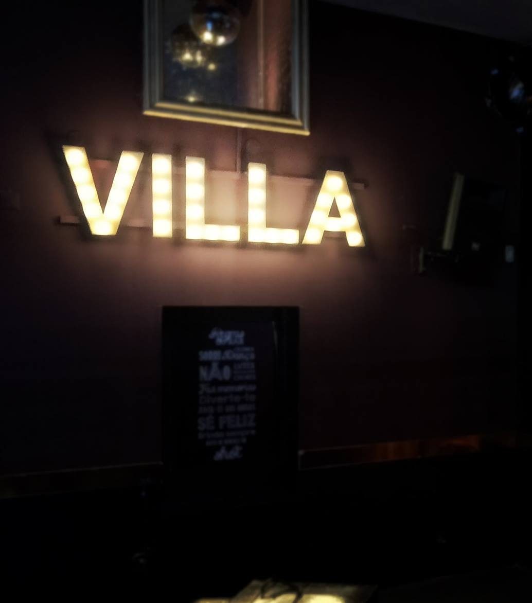 letras vila club contraplacado com lampadas decorativas